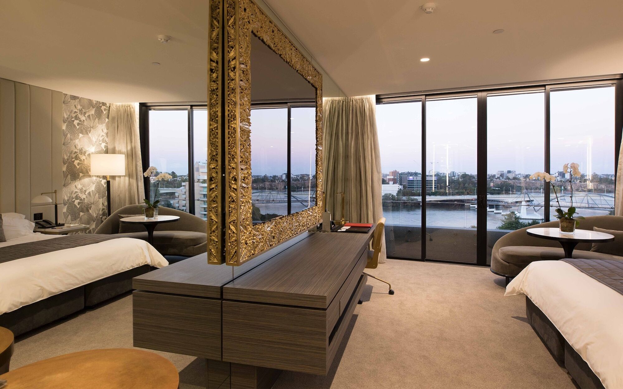 Emporium Hotel South Bank Brisbane Exterior foto A bedroom at the Crown Towers